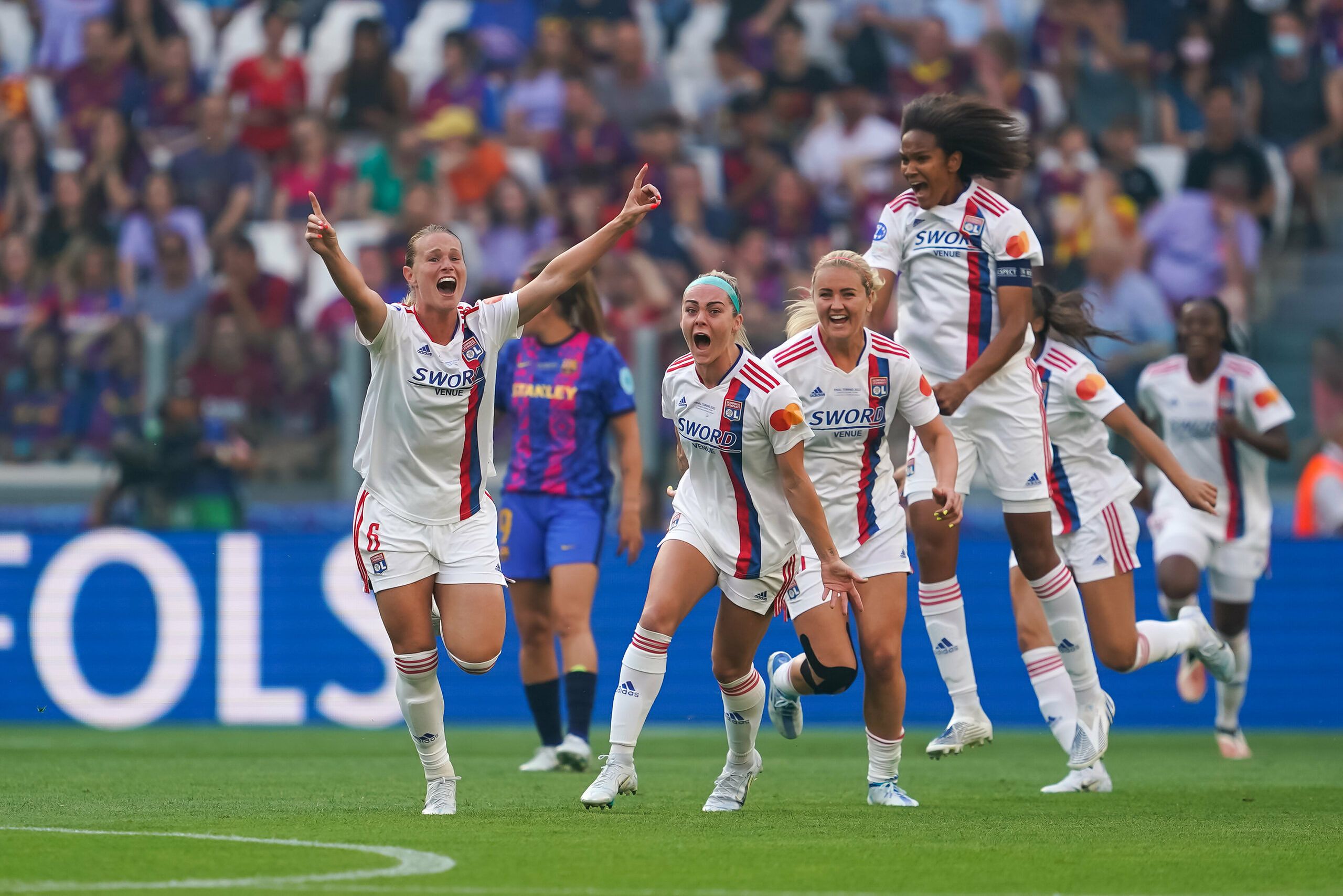 Amandine Henry ăn mừng bàn thắng cùng đồng đội