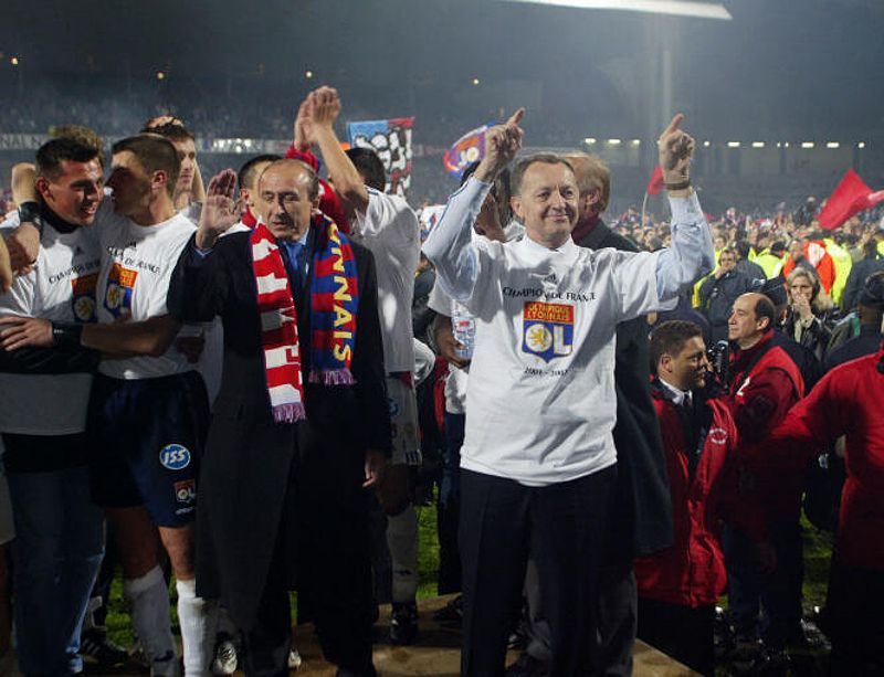 Jean-Michel Aulas kỷ niệm chức vô địch Ligue 1 đầu tiên của Olympique Lyonnais vào năm 2002.