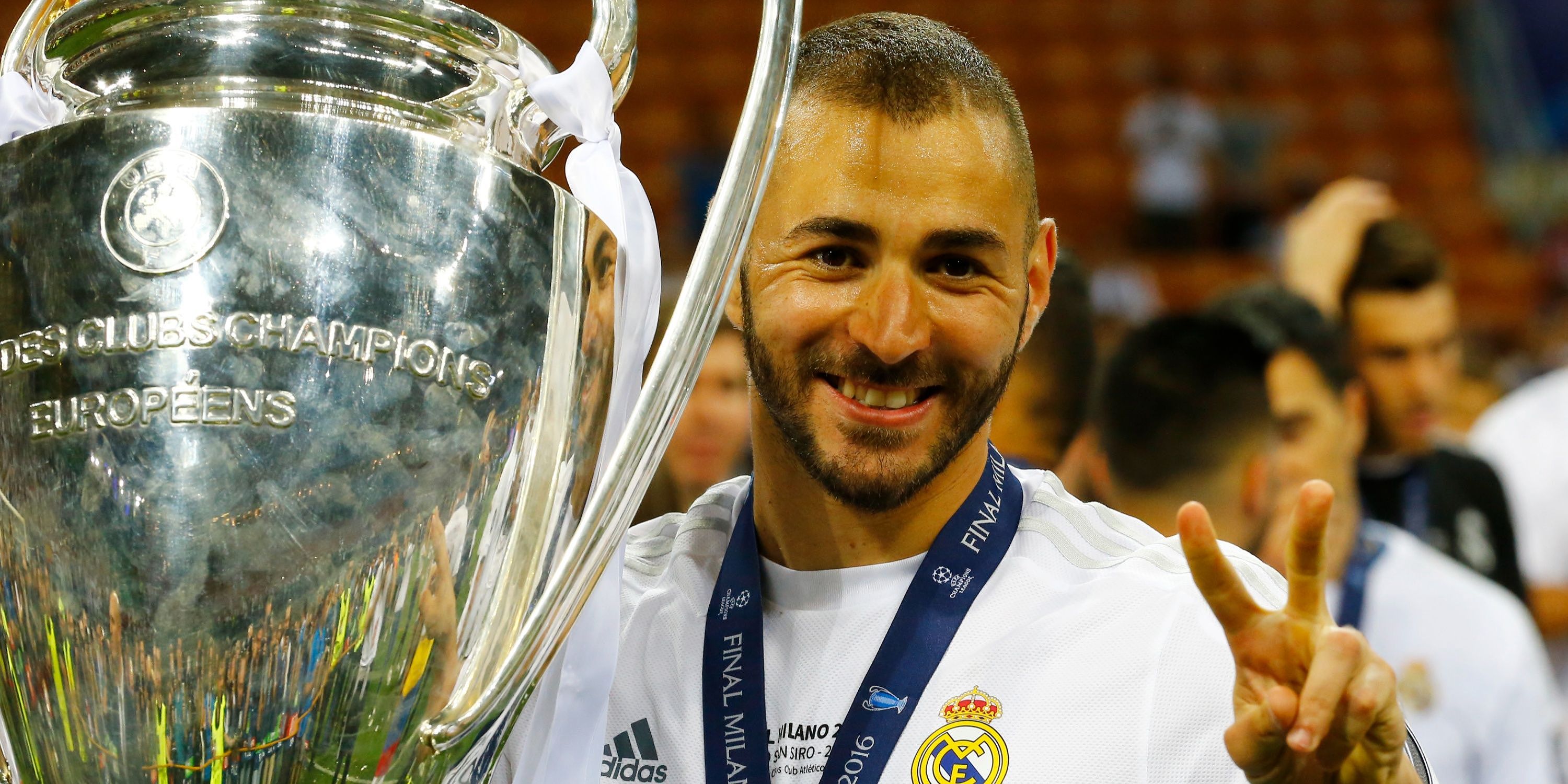 Karim Benzema với chiếc cúp Champions League