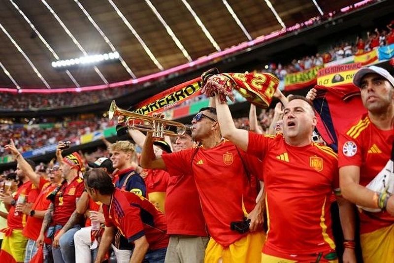 Tờ Marca cho rằng UEFA đã cố tình bán vé từ sớm, khiến nhiều CĐV phải mua vé với giá cao ngất ngưởng