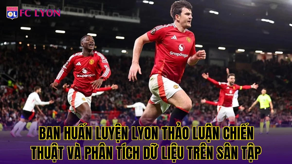 Ban huấn luyện Lyon thảo luận chiến thuật và phân tích dữ liệu trên sân tập