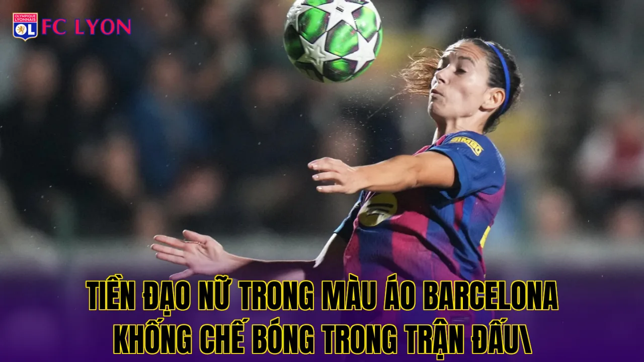 Tiền đạo nữ trong màu áo Barcelona khống chế bóng trong trận đấu
